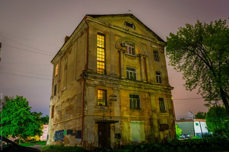 Улица Фурманова 58, Церковь великомученицы Варвары надвратная)